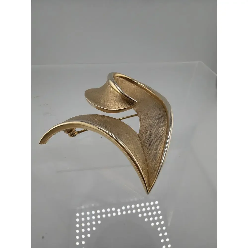 Vintage Crown Trifari Brushed Gold Tone Brooch